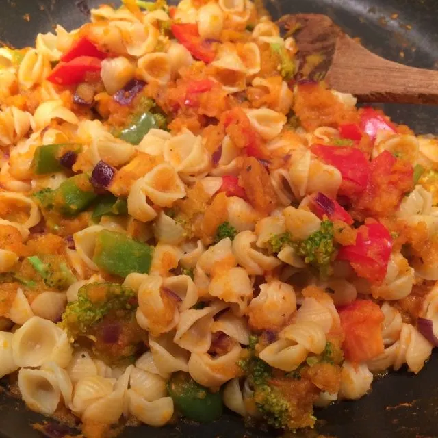 Quinoa-Nudeln mit Kürbissauce