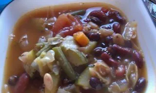 Herzhafte Gemüse- und Bohnensuppe