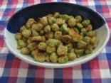 Frittierte Okra mit Cashewkernen und Sesamsamen