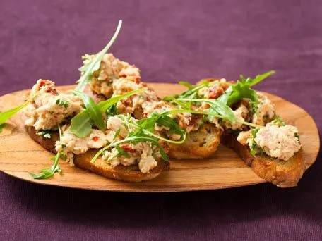 Kichererbsen- und Lachs-Crostini mit Rucolasalat