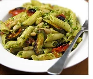 Pasta mit weißen Bohnen-Pesto und schnell gerösteten Tomaten & Zucchini