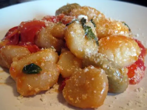 Gnocchi mit Tomaten, Basilikum und Parmesan
