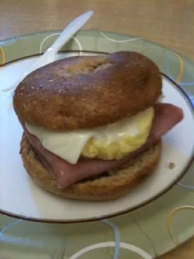 Bagel-Frühstückssandwich - Schinken