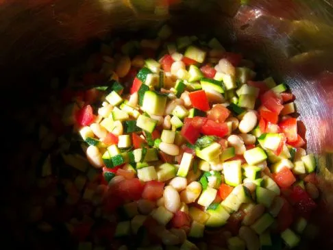 Zucchinisalat mit Bohnen und Tomaten