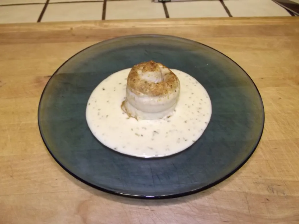 Dover-Sole-Roulade gefüllt mit Garnelen mit gerösteten Garnelen und Estragonsauce