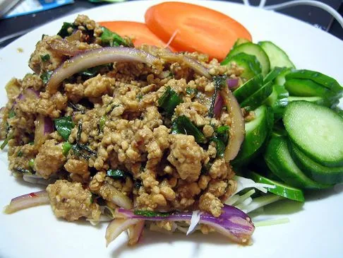 Larb Gai (Thailändischer Hähnchensalat)