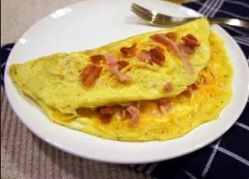 Speck- und Cheddar-Omelett mit Saft