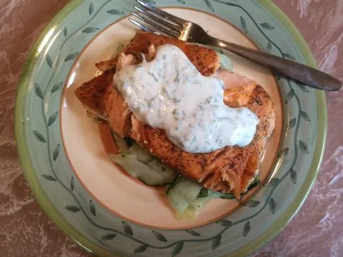 Lachs mit Gurkensalat und Dillsoße