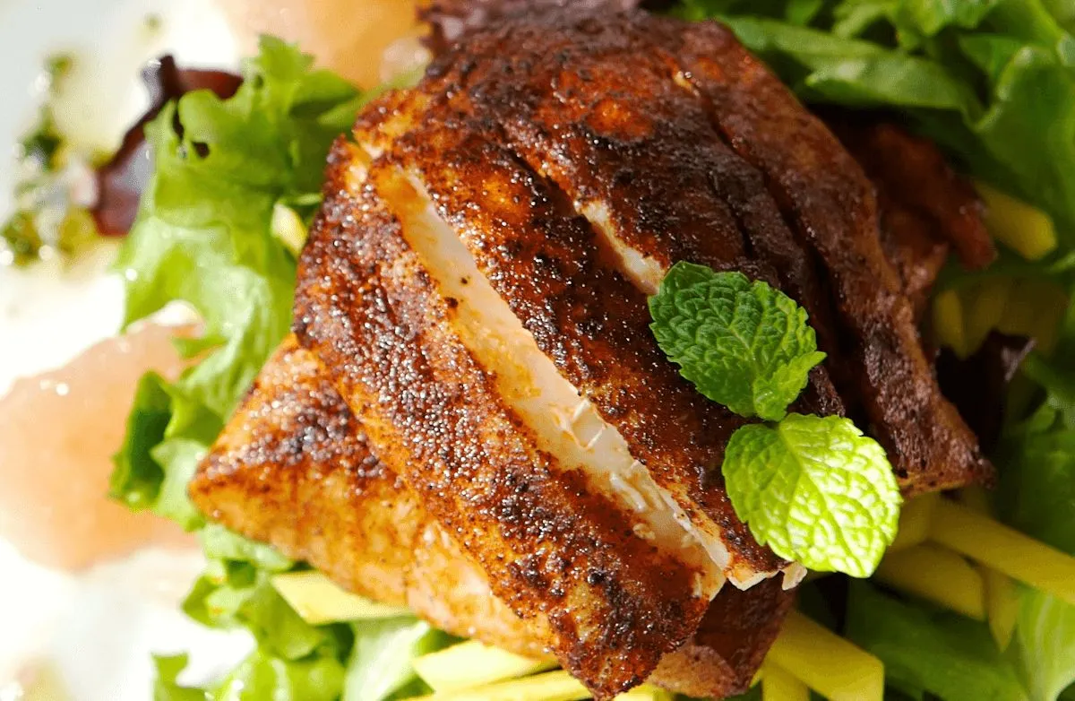 In der Pfanne gebratener Thunfisch mit Oliven-Weißweinsauce