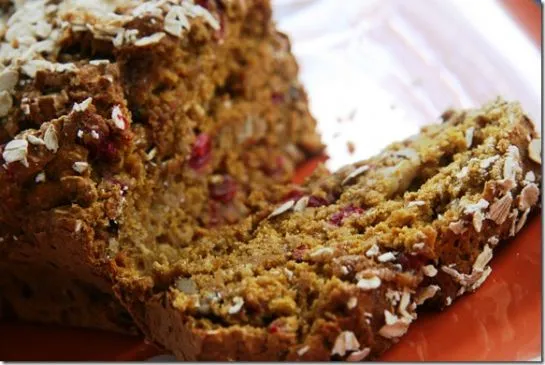Leichter Kürbislaib mit frischen Cranberries und Walnüssen