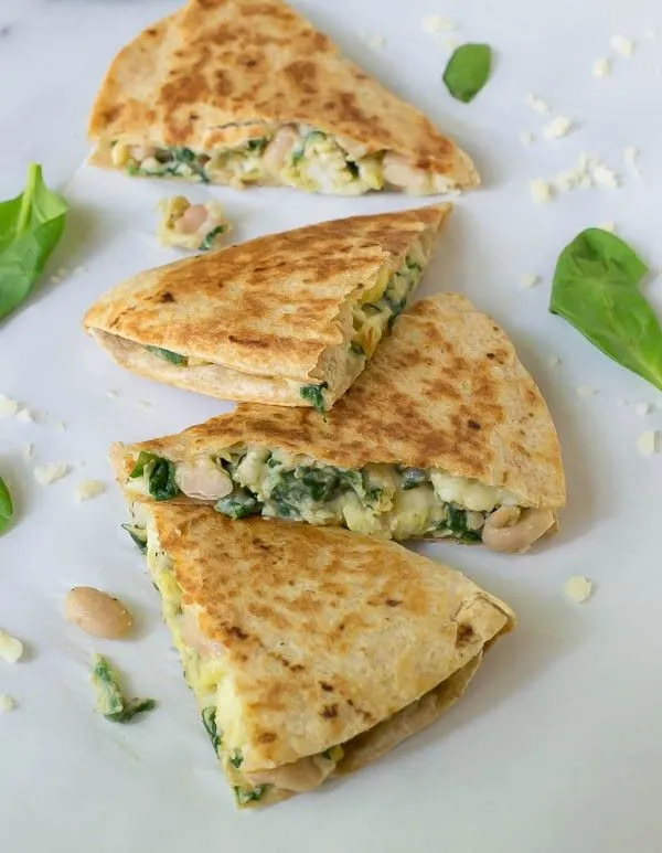 Quesadillas mit weißen Bohnen, Käse und Spinat