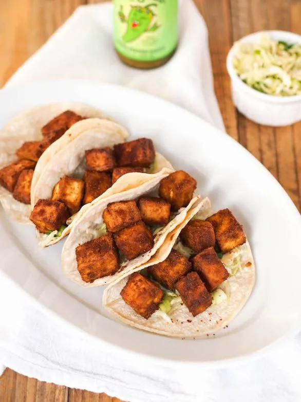 Crispy Baked Tofu Tacos mit Koriander-Limetten-Slaw