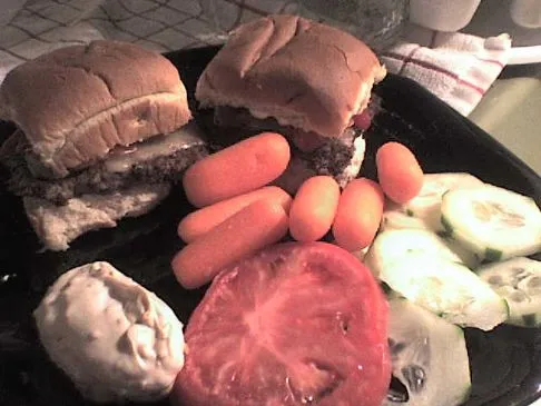 Herzhafte Sliders mit Vollkornbrötchen