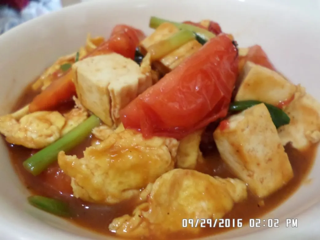 Tomaten und Tofu Eier