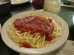 Schnelle Putenwurst-Spaghetti-Sauce mit Pasta