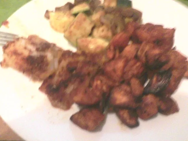 Ein-Pfannen-Gericht mit gewürztem Kabeljau und Gemüse