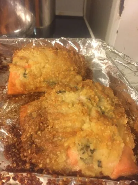 Lachs mit Mandel-Parmesan-Basilikum-Kruste