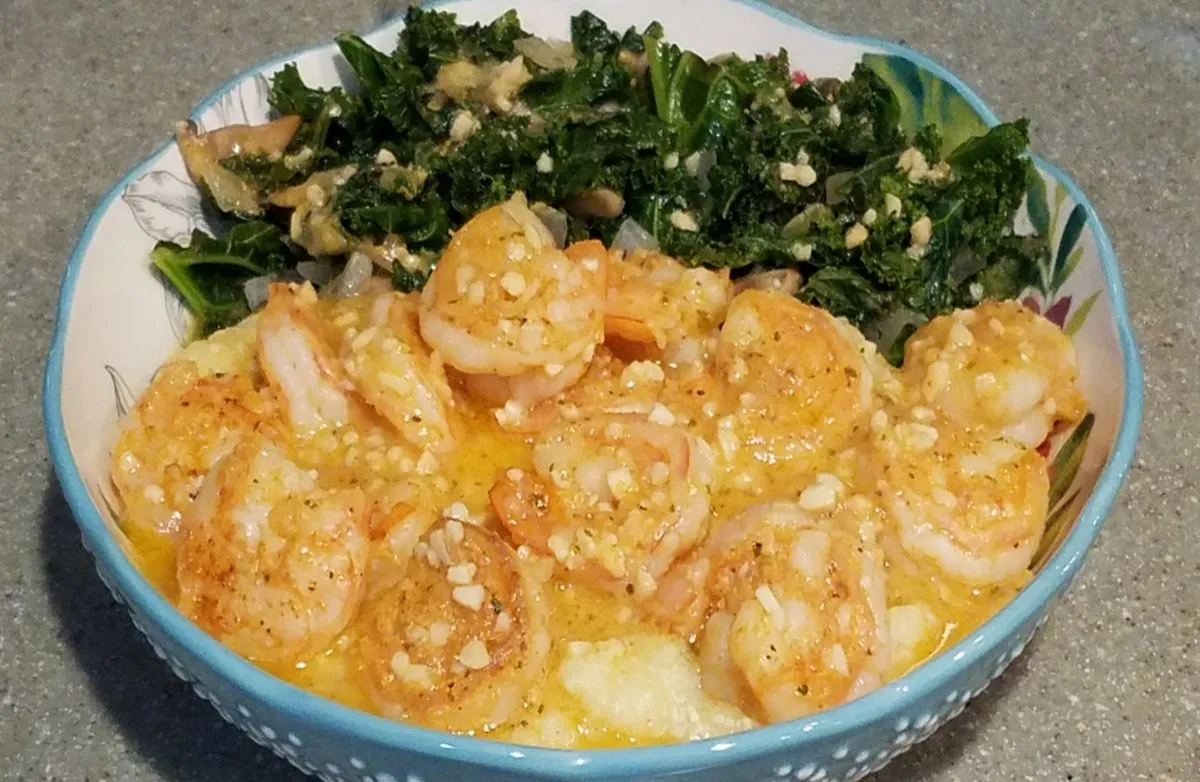 Leichte Cajun Scampi Garnelen und Grits