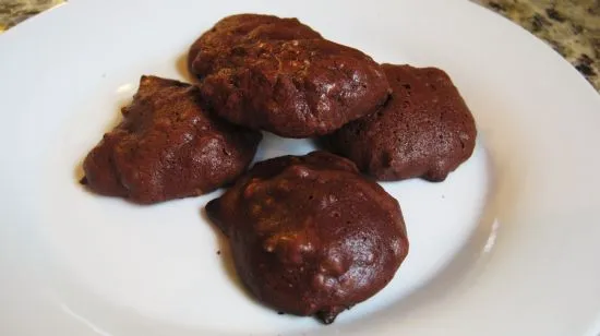 Schokoladentropfen mit Pistazien und Kirschen