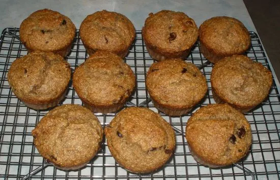 Große Bananen-Schokoladenstückchen-Dinkelmuffins