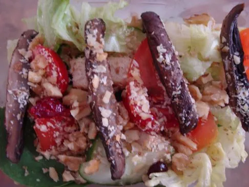 Süßer und herzhaft gegrillter Hühnersalat
