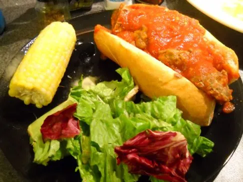 Mit Mozzarella gefüllte Fleischbällchen