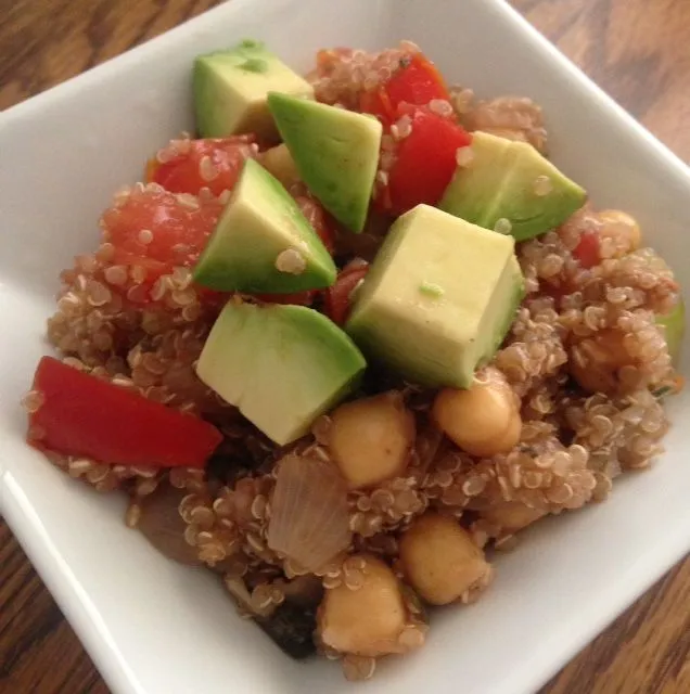 Tomaten-Quinoa-Salat mit Avocado
