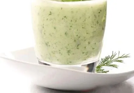 Kaltes Gurken- und Walnuss-Süppchen