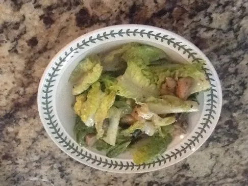 Würziger gegrillter Hähnchen-Caesar-Salat mit Pilzen