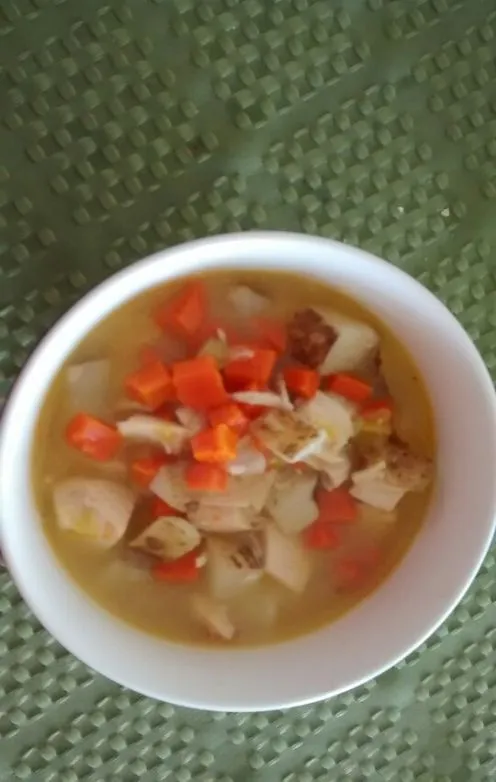 Hühnchen- und Kartoffelsuppe