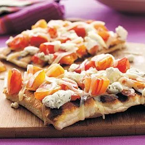 Gegrillte Erbstücktomaten- und Ziegenkäsepizza