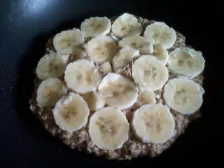 Glutenfreier, milchfreier, soja-freier Frühstücksprotein-Pfannkuchen