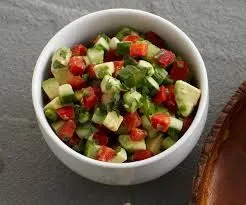 Schwarze Bohnen-, Avocado-, Gurken- und Tomatensalat