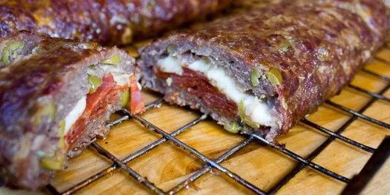 Geräucherter Pepperoni-Pizza-Fatty