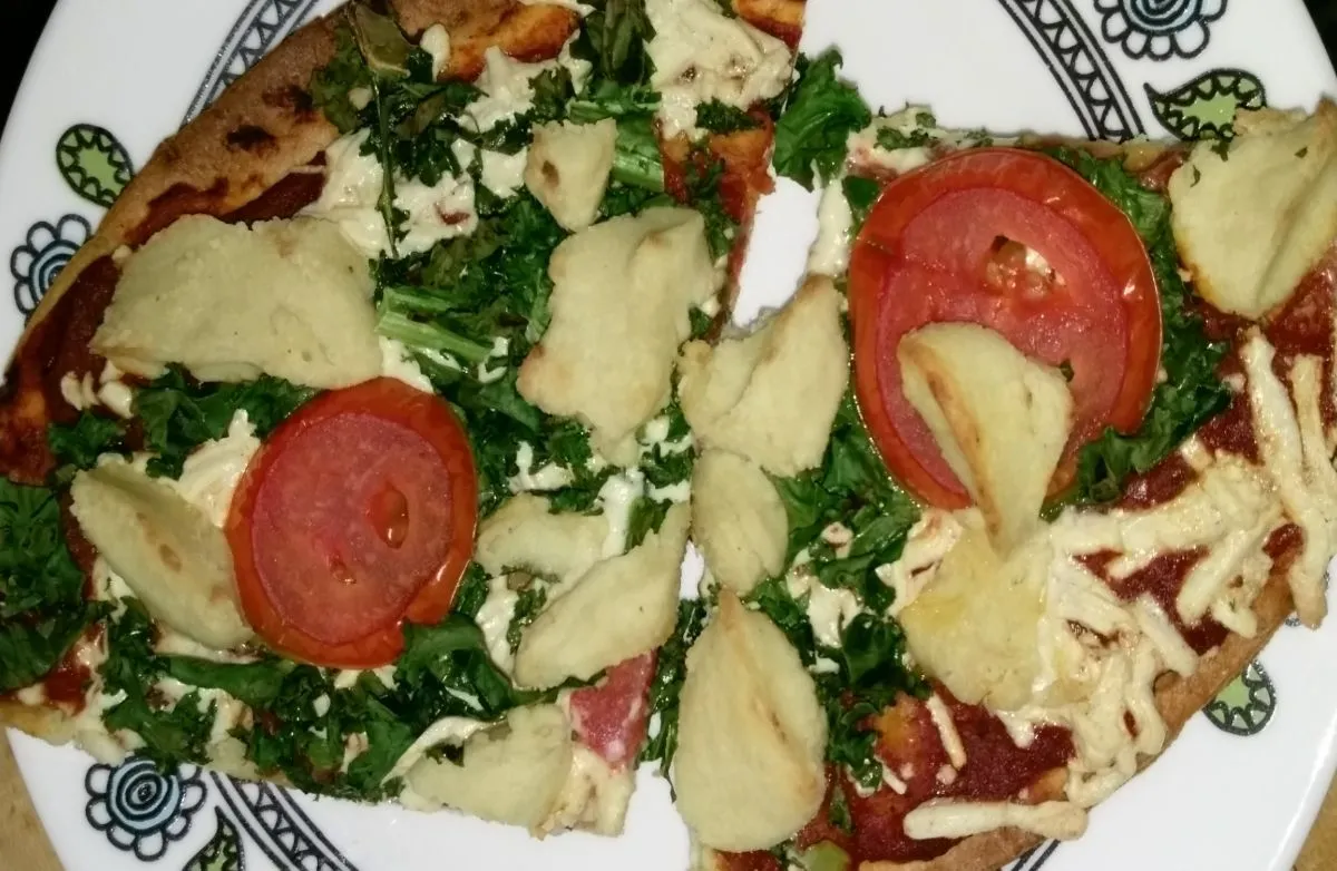 Glutenfreie vegane "Ziegenkäse"- und Grünkohl-Pizza