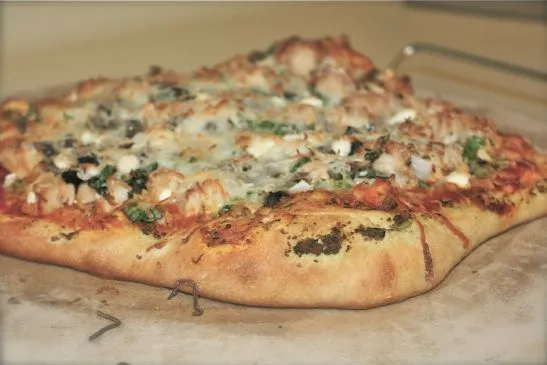 Käse-Hühnchen-Basilikum-Marinara-Pizza