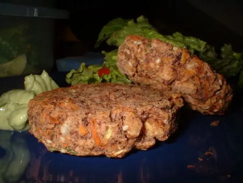 Geräucherte Tofu- und Bohnenburger