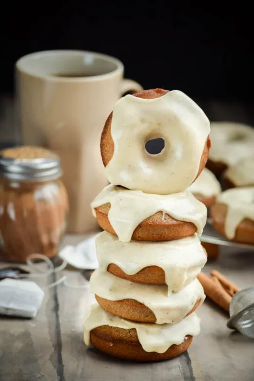 Gebratene Chai Latte Donuts mit Vanille-Glasur