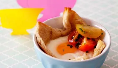 Gebackene Eier in kanadischen Speckschalen mit Brot für 3