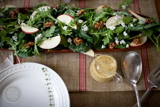 Herbstsalat mit Äpfeln, Blauschimmelkäse und kandierten Walnüssen