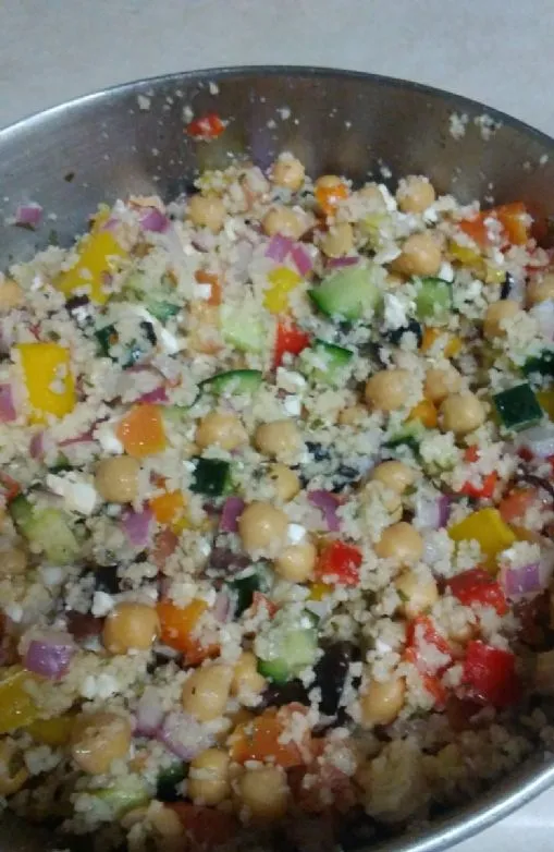 Mediterraner Salat mit Kichererbsen und Couscous