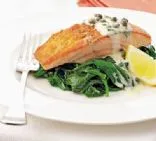 Lachs und Spinat mit Tartarsauce