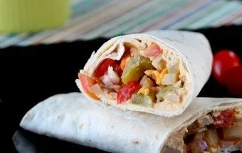 Mediterraner Hummus-Wrap