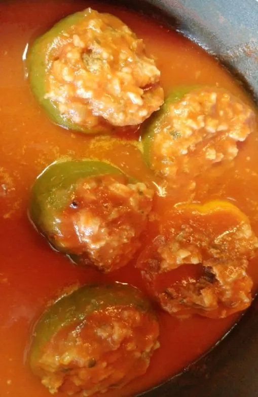 Gefüllte Paprika in Tomatensauce