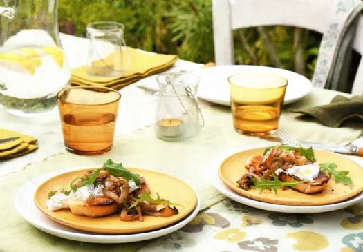 Hausgemachte Quark- und eingelegte Auberginen-Bruschetta