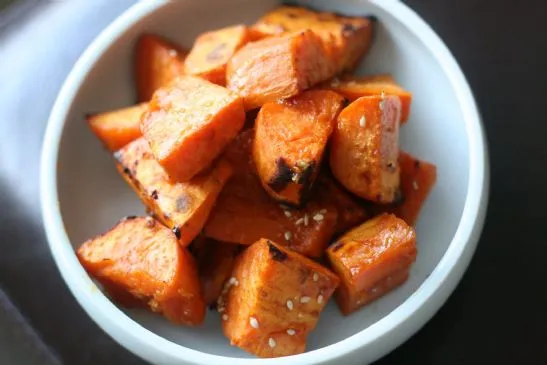 Leichte, kalorienarme geröstete Honig-Basilikum-Balsamico-Süßkartoffel