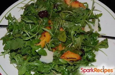 Gegrillter Pfirsich- und Brombeersalat