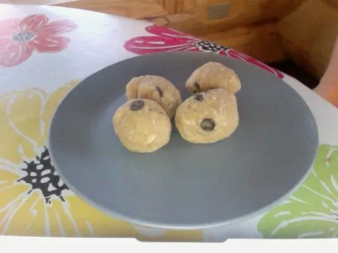 Kokos-Schokoladenkeksteig-Energie-Bällchen