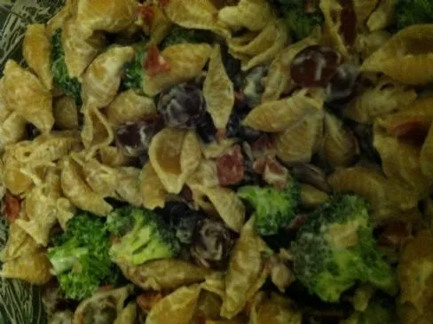 Nudelsalat mit roten Trauben und Brokkoli