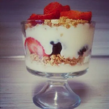 Frucht- und Joghurt-Parfait mit Crunch